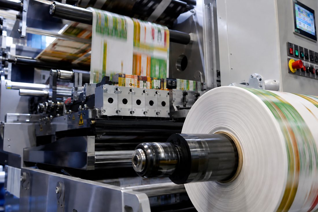 Máquina flexográfica imprimiendo un rollo de etiquetas autoadheribles